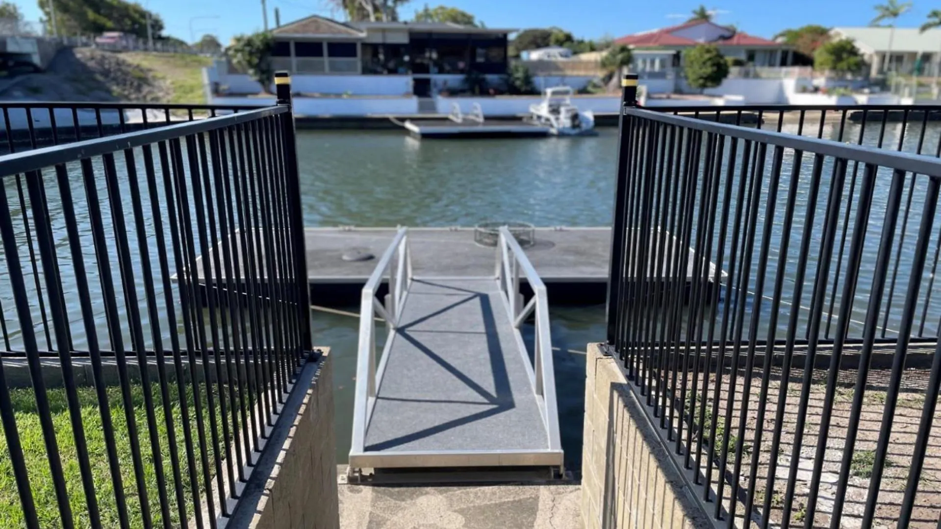 Ground Floor, Family Unit On The Canal With Free Wifi! Bongaree