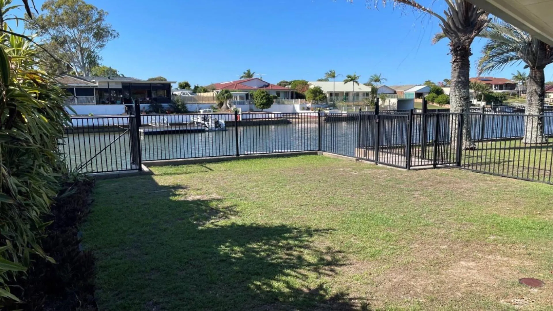 Ground Floor, Family Unit On The Canal With Free Wifi! Bongaree Australien